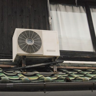 white and gray box fan